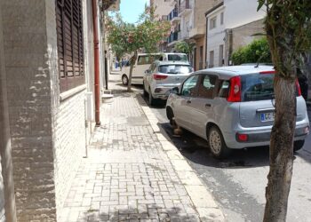 Vittoria: buca con l’auto, la lascia in sosta e gli rubano lo pneumatico