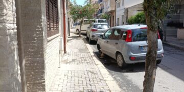 Vittoria: buca con l’auto, la lascia in sosta e gli rubano lo pneumatico