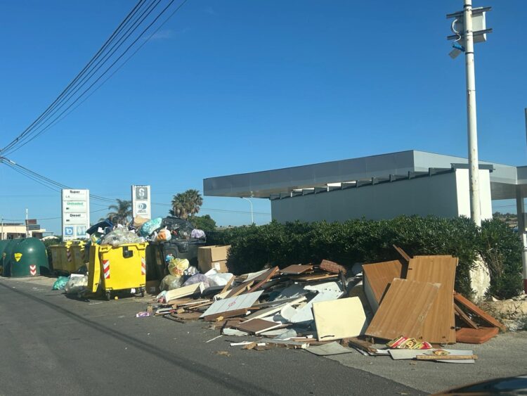 Modica, rifiuti abbandonati come se nulla fosse e le aree residenziali si trasformano in discarica