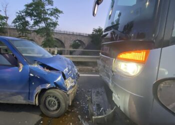 Vittoria, utilitaria contro bus: feriti lievi