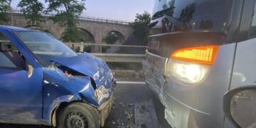 Vittoria, utilitaria contro bus: feriti lievi