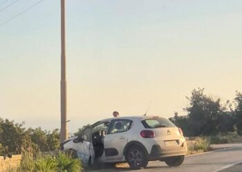 Ragusa, perde il controllo dell’auto e sbatte contro un palo della luce