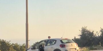 Ragusa, perde il controllo dell’auto e sbatte contro un palo della luce