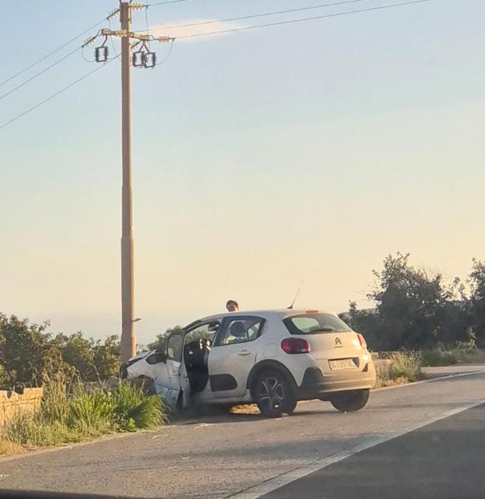 Ragusa, perde il controllo dell’auto e sbatte contro un palo della luce