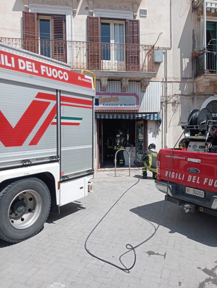 Scicli, principio d’incendio nella lavanderia Blu Service di via Neve