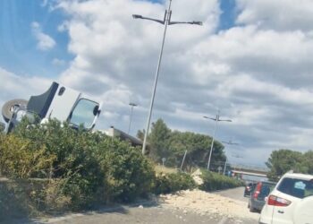 Grave incidente stradale sulla Ragusa mare, traffico bloccato