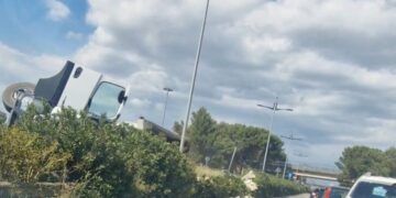 Grave incidente stradale sulla Ragusa mare, traffico bloccato