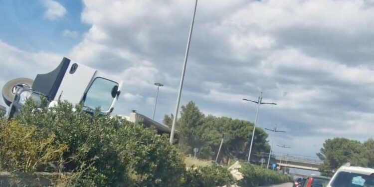 Grave incidente stradale sulla Ragusa mare, traffico bloccato