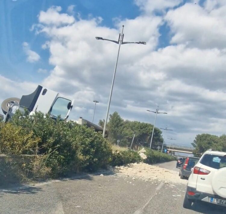 Grave incidente stradale sulla Ragusa mare, traffico bloccato