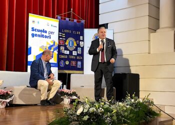 Comiso, Pellai scuote i genitori: “No allo smartphone prima dei 14 anni”