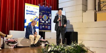 Comiso, Pellai scuote i genitori: “No allo smartphone prima dei 14 anni”