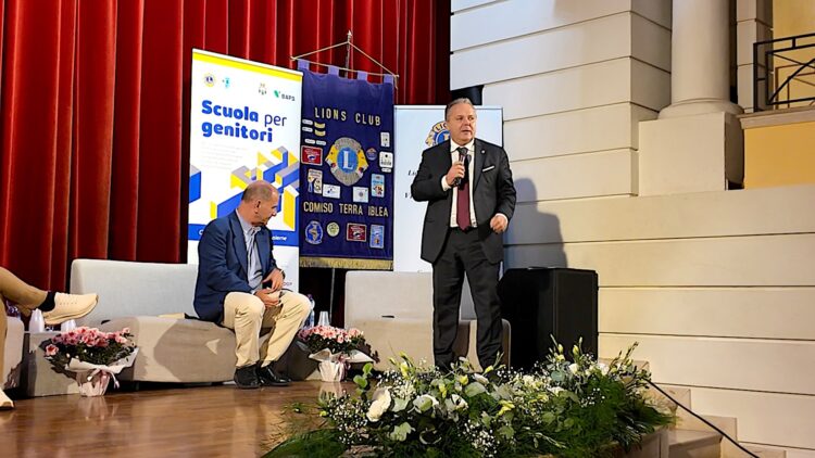 Comiso, Pellai scuote i genitori: “No allo smartphone prima dei 14 anni”