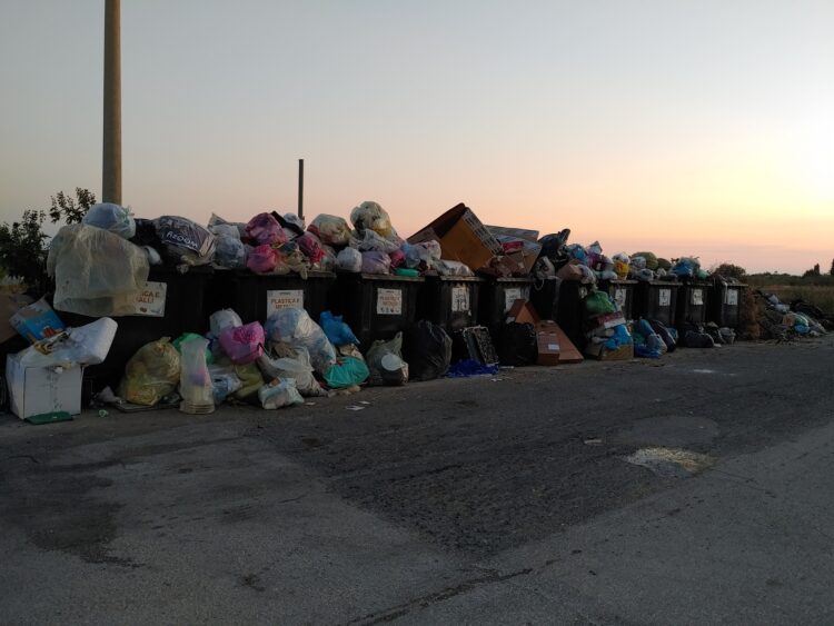 Degrado infinito lungo la costa di Marina Marza in territorio di Ispica