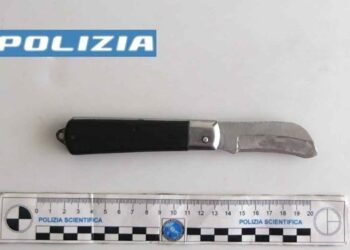 Minaccia i poliziotti con un coltello, arrestato un giovane straniero a Vittoria