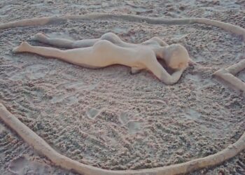 Donnalucata, le sculture di sabbia sulla riviera di Ponente attirano i bagnanti