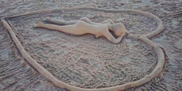 Donnalucata, le sculture di sabbia sulla riviera di Ponente attirano i bagnanti