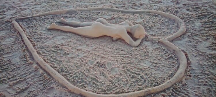 Donnalucata, le sculture di sabbia sulla riviera di Ponente attirano i bagnanti
