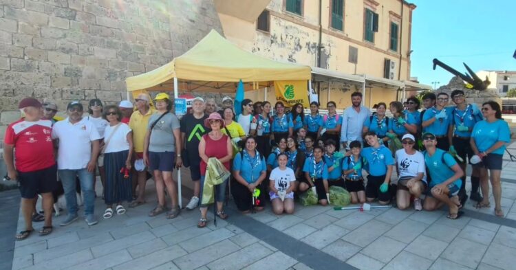 Marina di Ragusa, volontari in azione per ripulire il litorale dalla plastica. E non solo