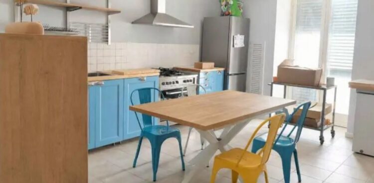 Sampieri, la rete del volontariato locale ripristina la casa gialla sul molo