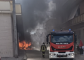 Minuti da incubo in via Rattazzi a Vittoria, auto in fiamme minaccia le abitazioni adiacenti