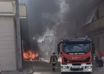 Minuti da incubo in via Rattazzi a Vittoria, auto in fiamme minaccia le abitazioni adiacenti