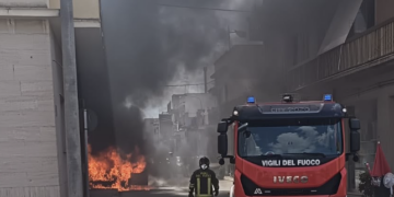 Minuti da incubo in via Rattazzi a Vittoria, auto in fiamme minaccia le abitazioni adiacenti