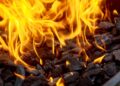 Modica, preparavano il barbecue: è scoppiato l’incendio che ha distrutto un capannone