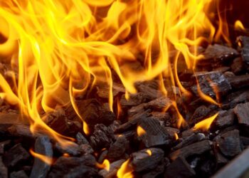 Modica, preparavano il barbecue: è scoppiato l’incendio che ha distrutto un capannone
