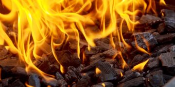 Modica, preparavano il barbecue: è scoppiato l’incendio che ha distrutto un capannone