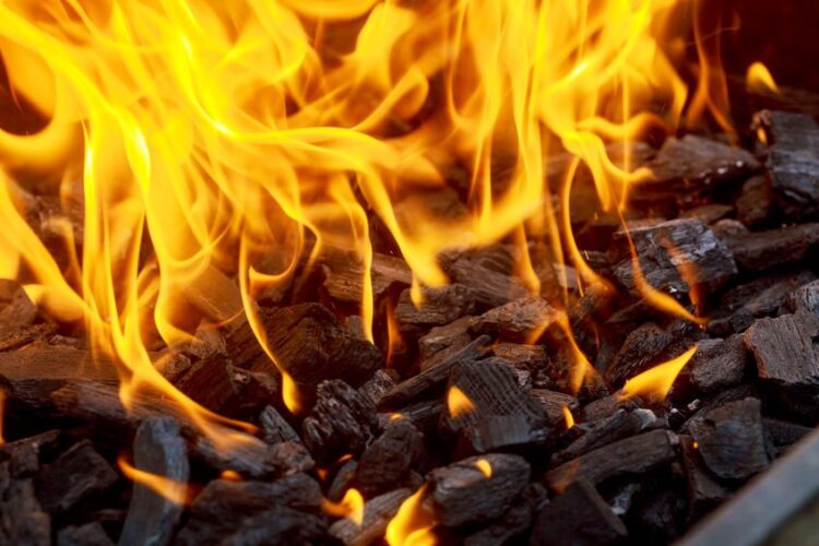 Modica, preparavano il barbecue: è scoppiato l’incendio che ha distrutto un capannone