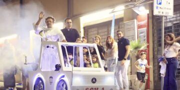 Wacky races che divertimento a Ragusa, vince una spiritosa Papamobile