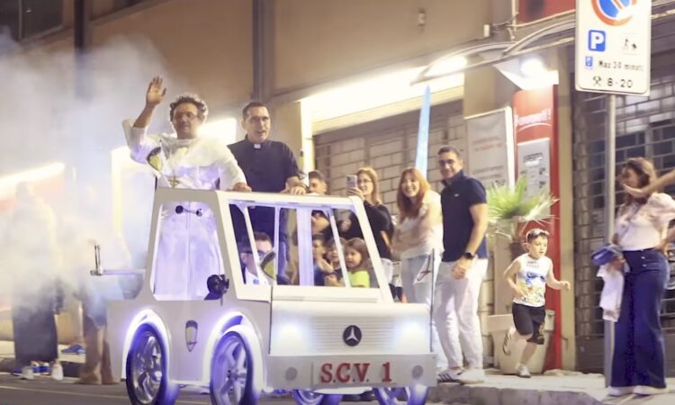 Wacky races che divertimento a Ragusa, vince una spiritosa Papamobile