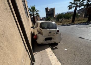 Vittoria, perde il controllo e l’auto va a tranciare una tubazione del gas