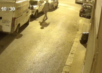 Pozzallo, va in giro incappucciato e danneggerebbe abitazioni e locali