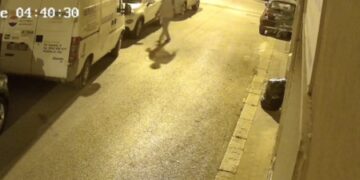 Pozzallo, va in giro incappucciato e danneggerebbe abitazioni e locali