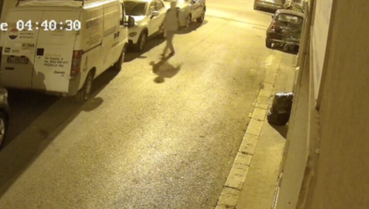 Pozzallo, va in giro incappucciato e danneggerebbe abitazioni e locali