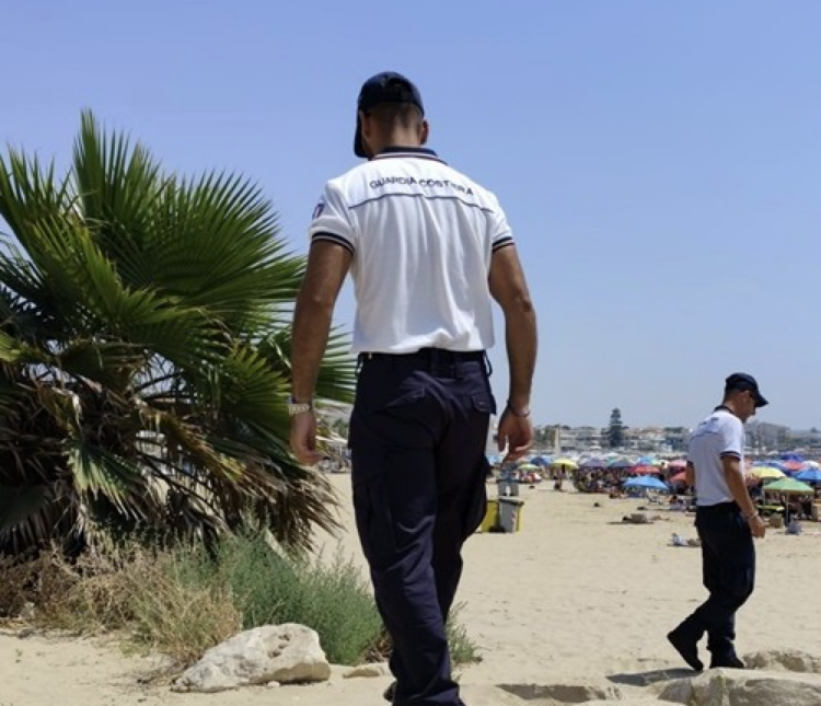 Bruciano legname sulla spiaggia, denunciati dalla Guardia costiera di Pozzallo