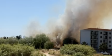 Divampa incendio accanto al mercato dei fiori a Vittoria, attimi di paura per una palazzina lambita dalle fiamme