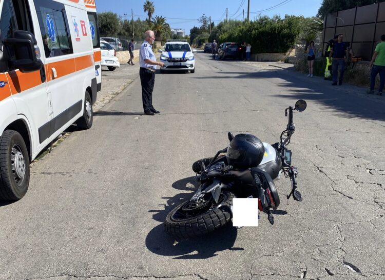 Scontro auto-moto, grave un centauro sulla Modica mare