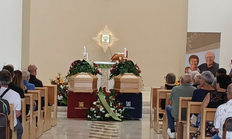 Ragusa ha dato l’ultimo saluto ai coniugi Poidomani morti nel tragico incidente sulla strada per Santa Croce
