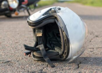 Pozzallo, vola dalla moto. Il casco gli salva la vita