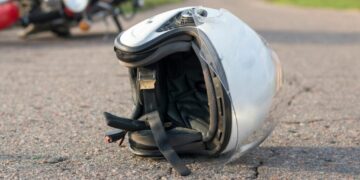 Pozzallo, vola dalla moto. Il casco gli salva la vita
