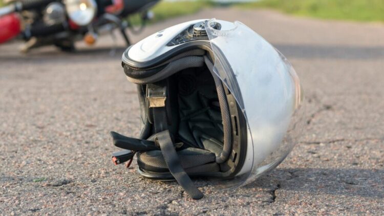 Pozzallo, vola dalla moto. Il casco gli salva la vita