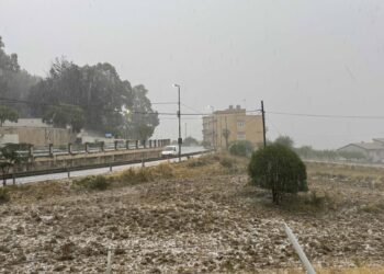 Grandinata d’estate imbianca campi e strade nei Comuni sui Monti iblei