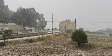 Grandinata d’estate imbianca campi e strade nei Comuni sui Monti iblei