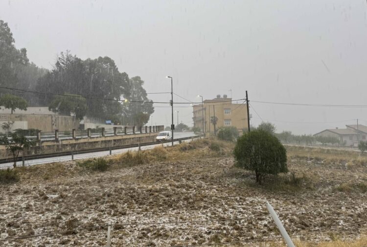 Grandinata d’estate imbianca campi e strade nei Comuni sui Monti iblei