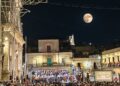 Chiaramonte, ricco di suggestioni il concerto in piazza Duomo dell’orchestra e del coro del teatro Massimo Bellini di Catania