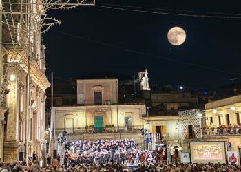 Chiaramonte, ricco di suggestioni il concerto in piazza Duomo dell’orchestra e del coro del teatro Massimo Bellini di Catania