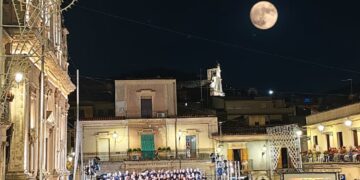 Chiaramonte, ricco di suggestioni il concerto in piazza Duomo dell’orchestra e del coro del teatro Massimo Bellini di Catania