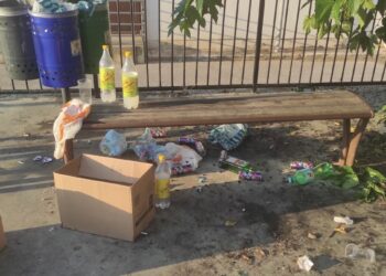 Marina di Ragusa, il risveglio è tra i rifiuti